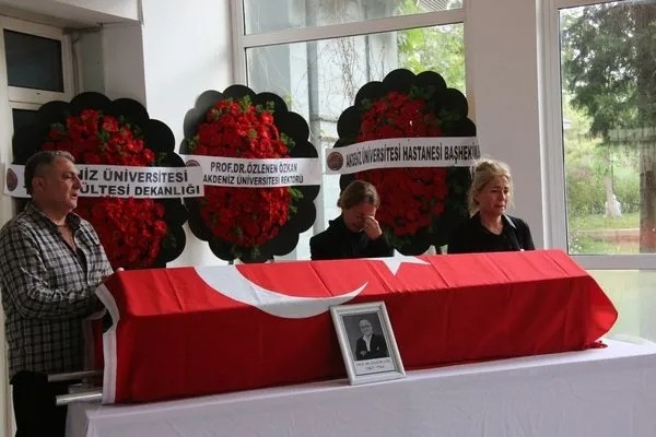 Akdeniz Üniversitesi Hastanesi’nin acı günü: Prof. Dr. Coşkun Usta son yolculuğuna uğurlandı